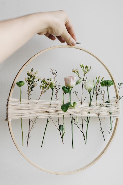 Рукодельник держит пяльцы с вышивкой